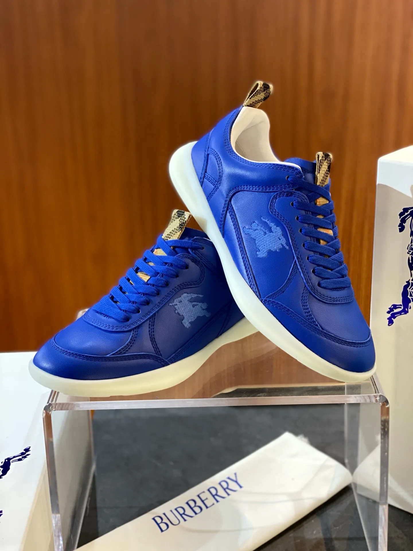 Men's Men's Shoes 💰440 [New Style] 🐝🐝Burberry - Burberr SU25 new MATRIX retro sneakers ♞size; 38-44 (45 customized) calfskin The main style of the summer fashion show, retro and casual, light and comfortable. Burberry made its debut at the brand's 2025 summer fashion show. Made of refined Italian leather with tonal topstitching details, it's inspired by sporty design. Paired with lightweight soles and Burberry check sneakers, they are embellished with embroidery of the brand's Equestrian Knight logo (EKD). - Lace-up design - EKD embroidery on the side - EKD embroidery on the sole